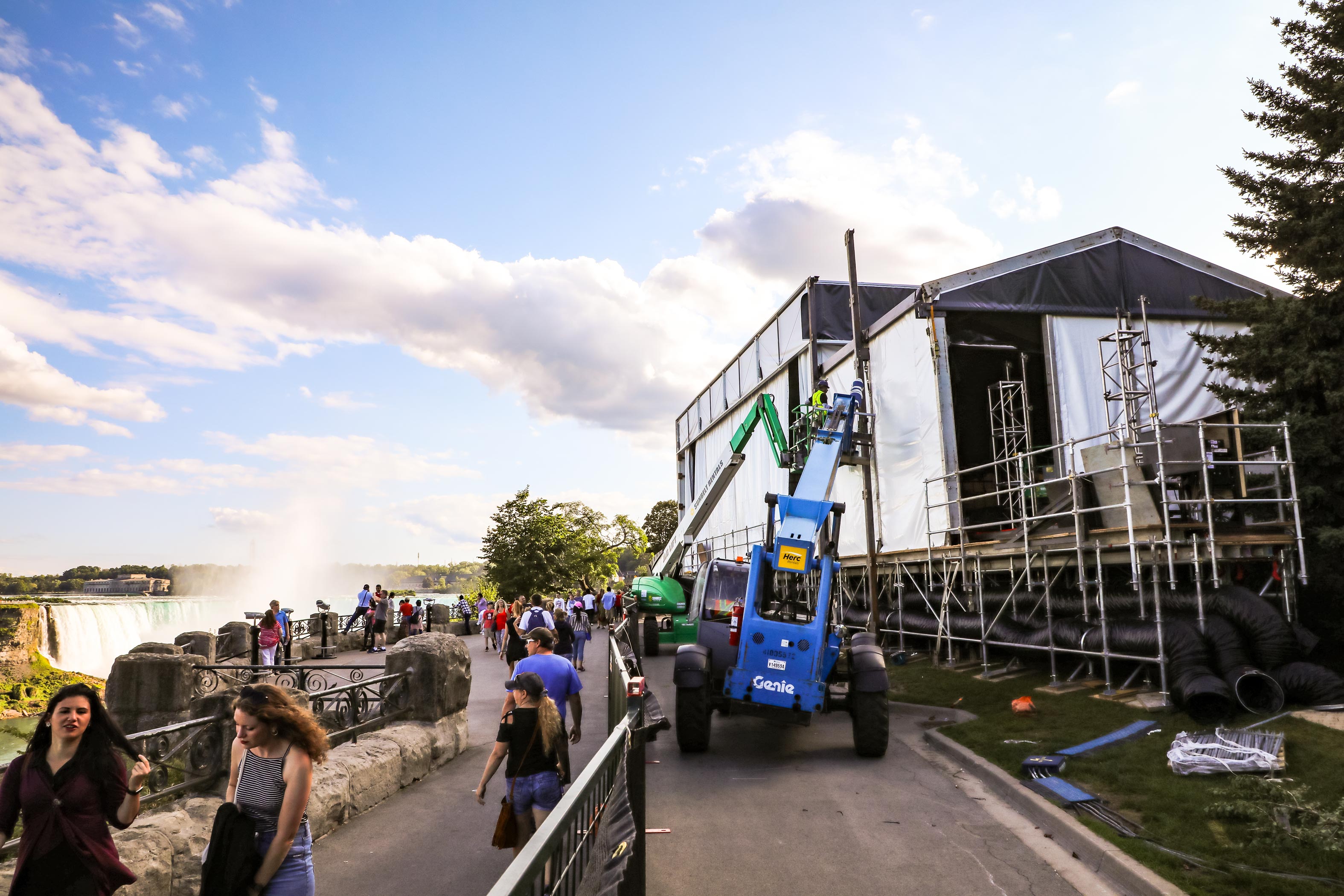 ASTOUND_Porsche_2019_TaycanPavilion_(4)